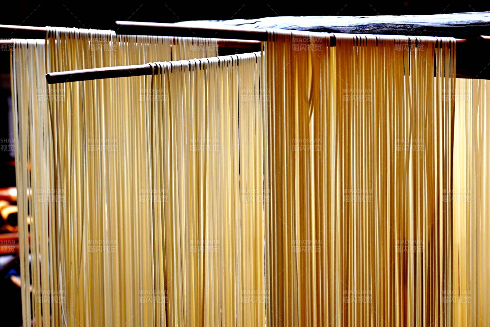 面条悬挂风干中图片