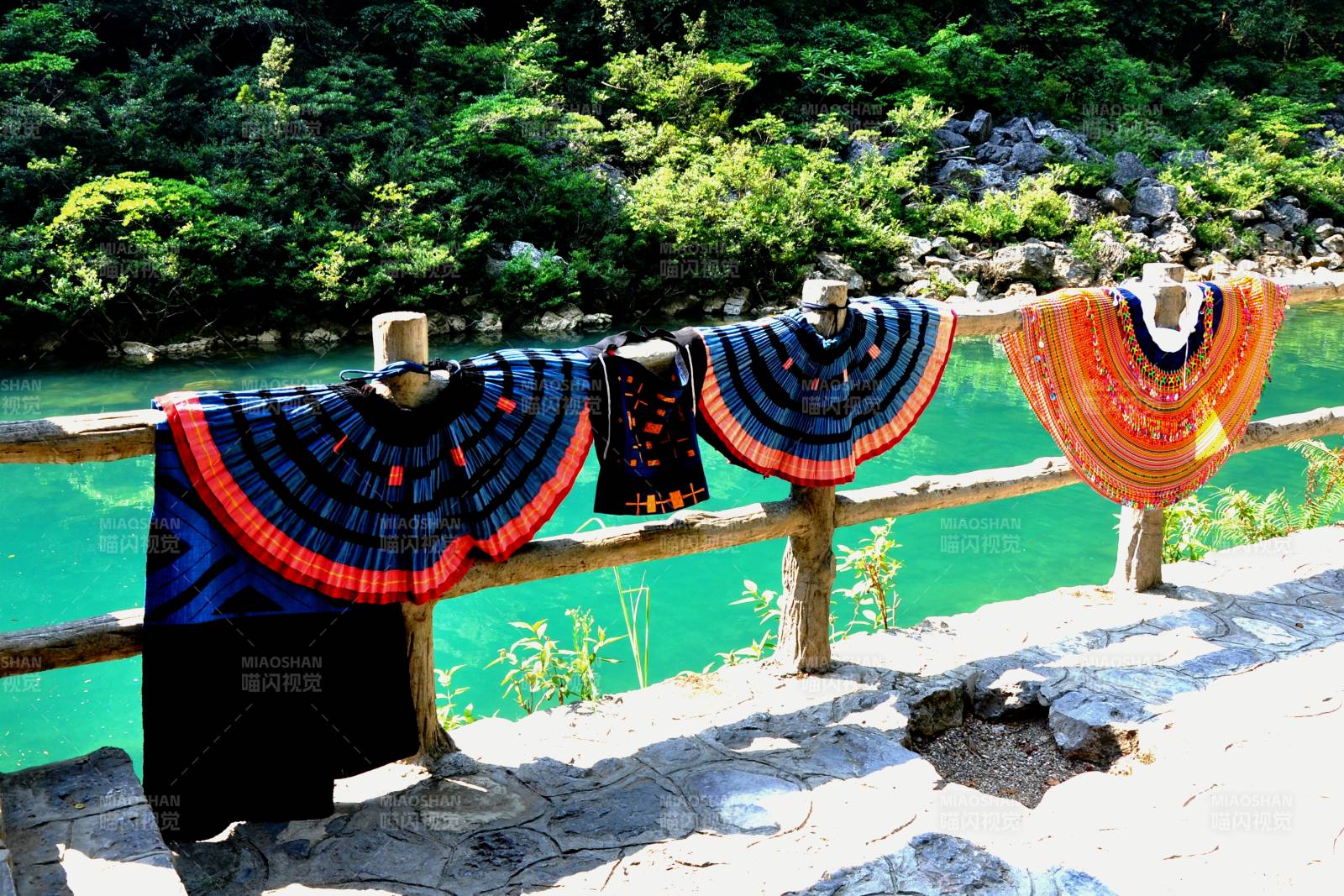 贵州小七孔 溪畔民族服装风韵图片