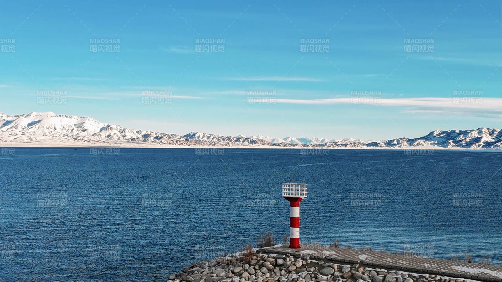 赛里木湖的灯塔图片