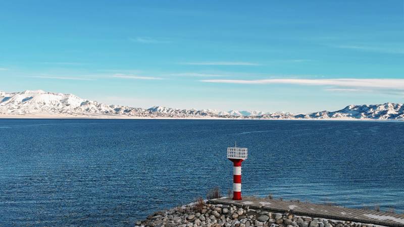 赛里木湖的灯塔图片