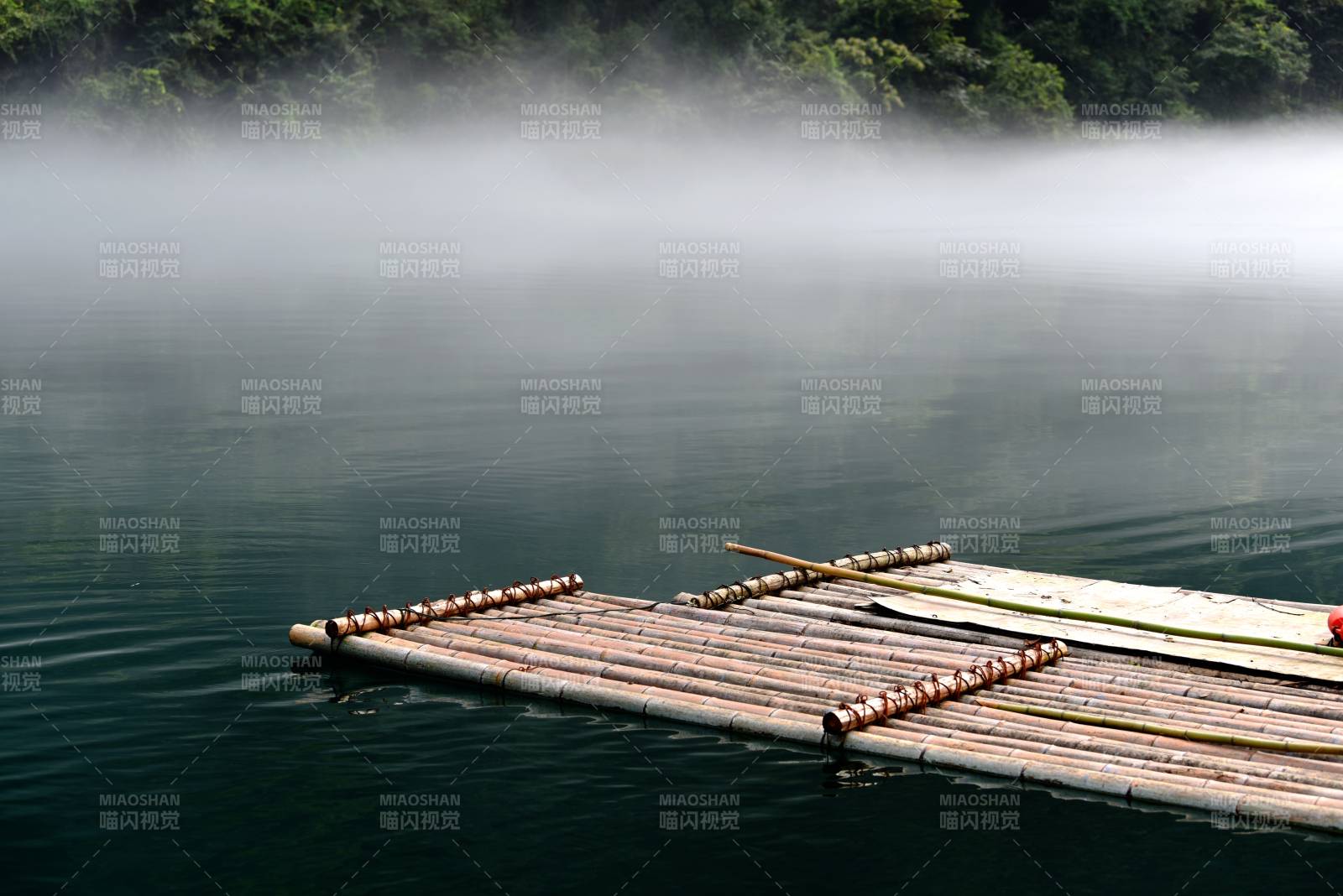 雾中竹筏静泊湖面图片