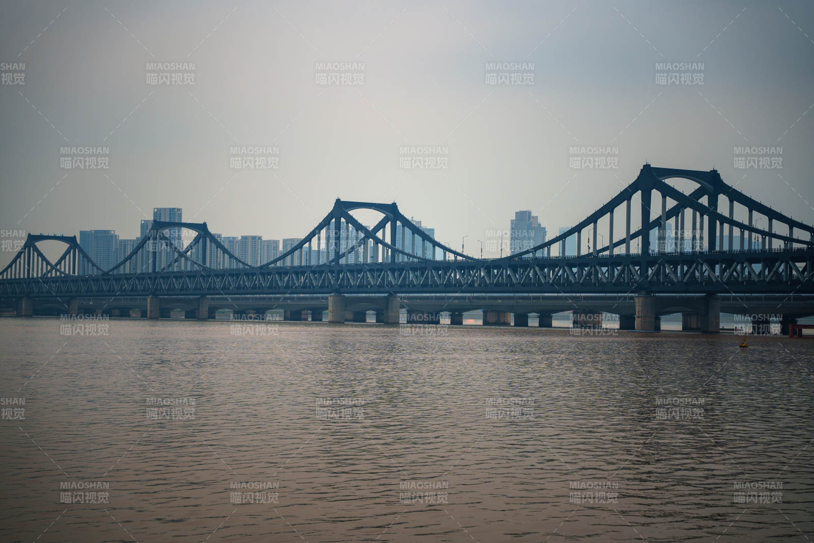 杭州彭埠大桥横跨江面图片