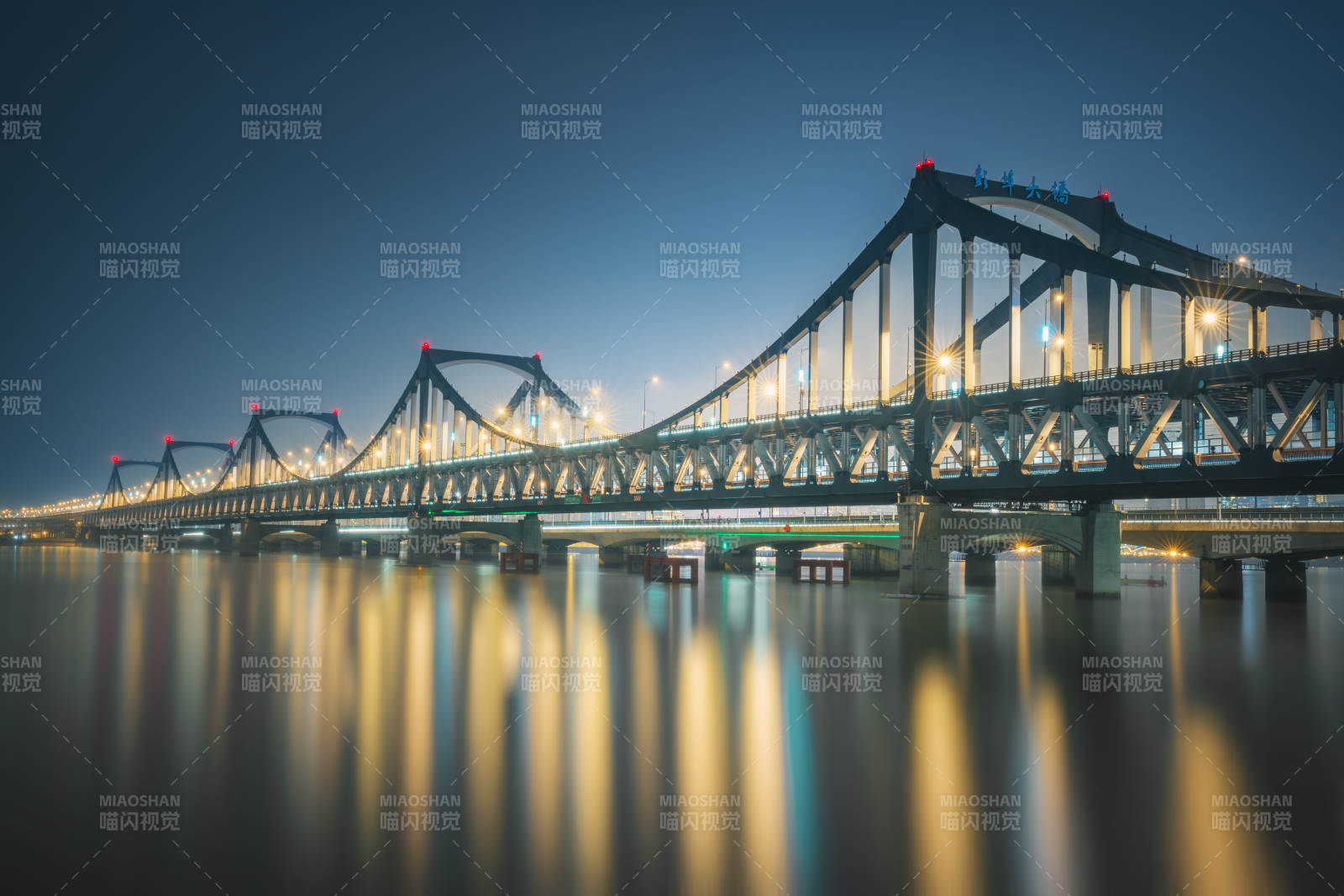 杭州彭埠大桥夜桥倒影图片