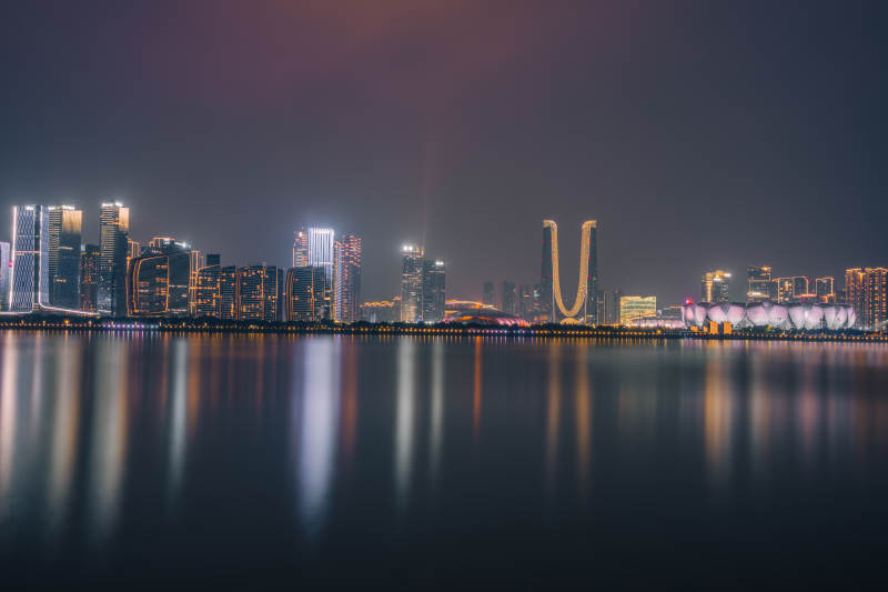 杭州钱江新城CBD夜幕下的城市倒影图片