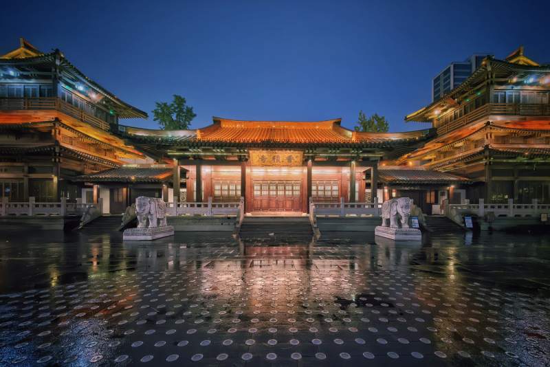 杭州香积寺夜色中的古建筑群图片