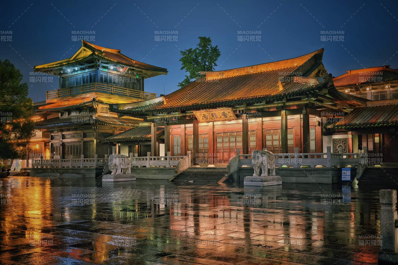 杭州香积寺夜色中的古建筑群图片