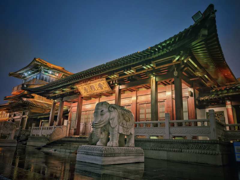 杭州香积寺古建筑前石象静立图片