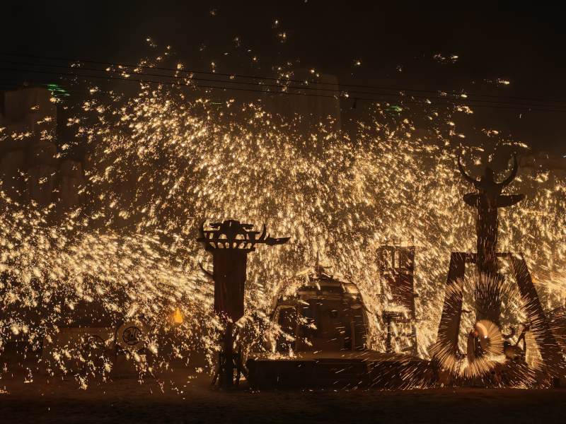 铁花飞溅夜如昼图片