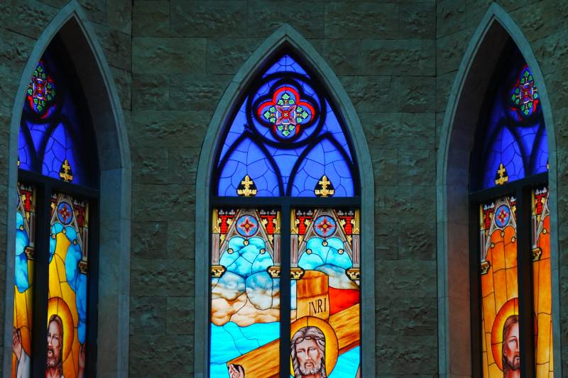彩绘玻璃窗中的圣像图片