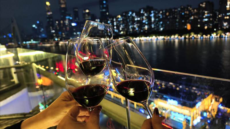 夜景红酒碰杯图片