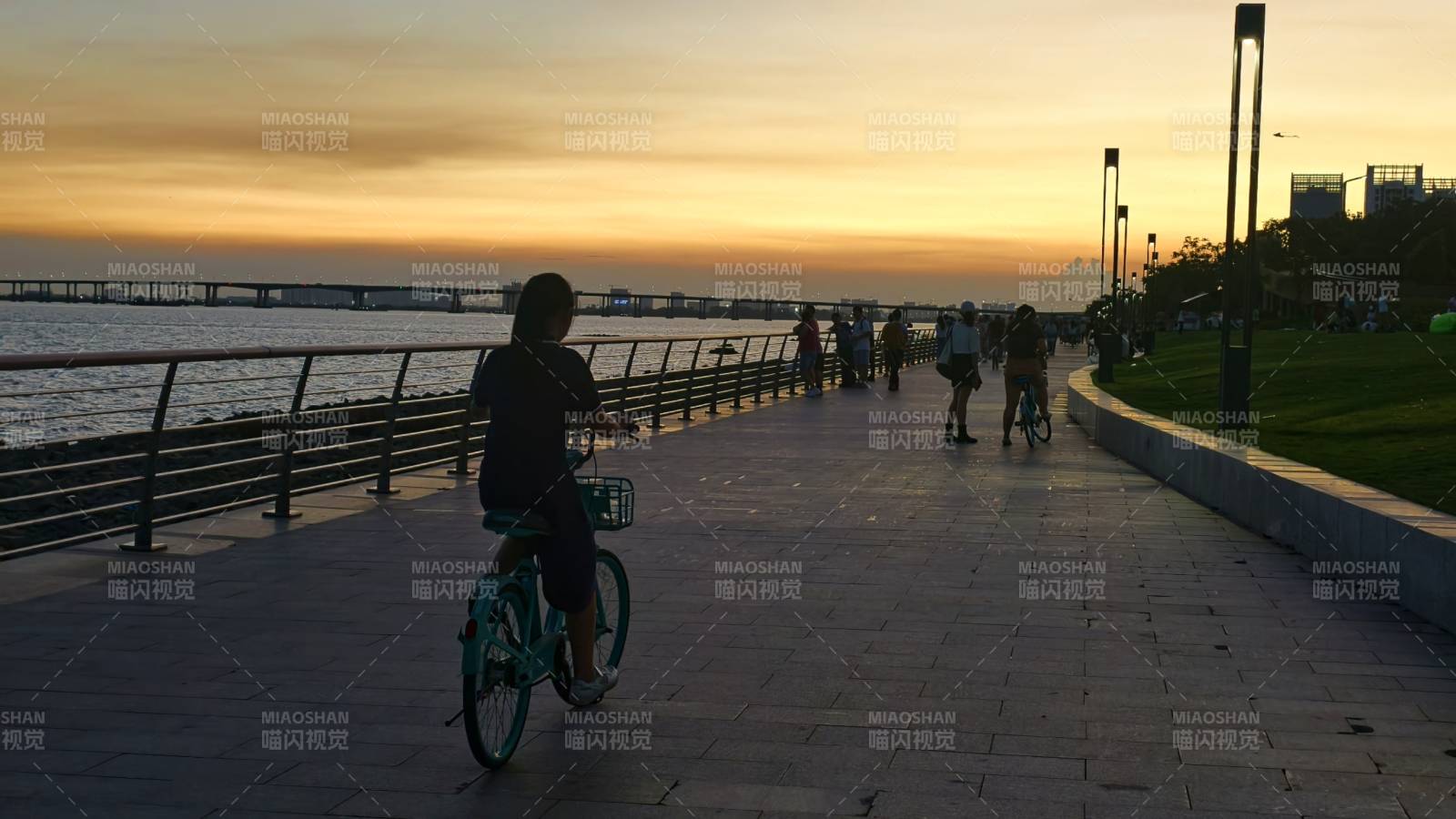 夕阳下的骑行者图片