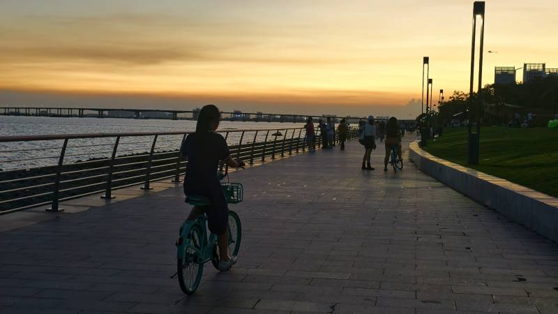 夕阳下的骑行者图片