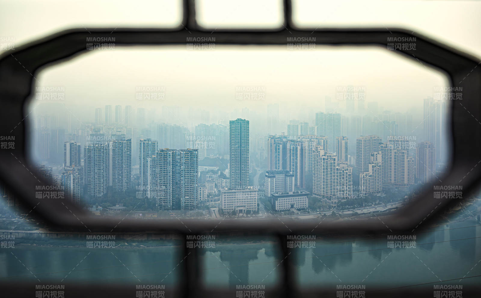雾中城市剪影  重庆图片
