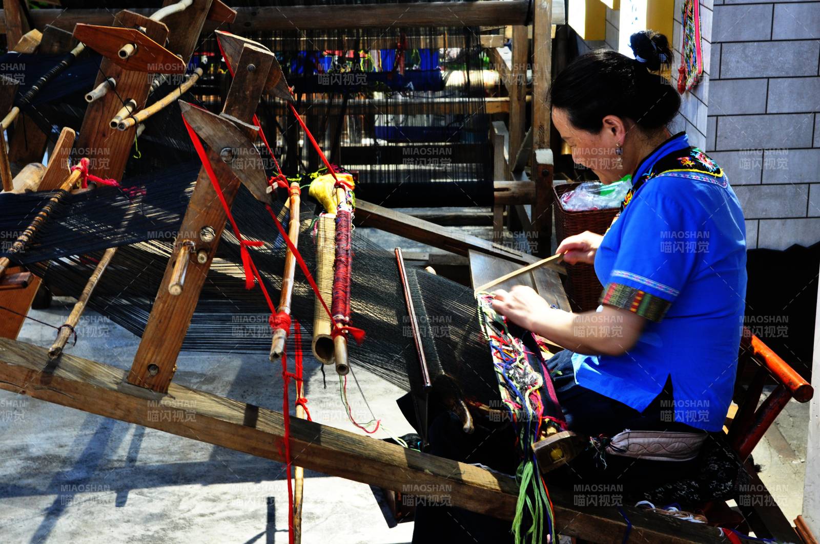 织布女工专注劳作图片