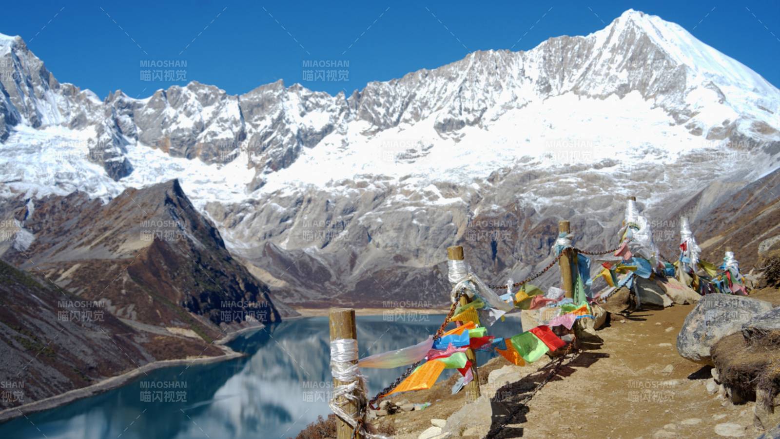 库拉岗日雪山和白马林措图片