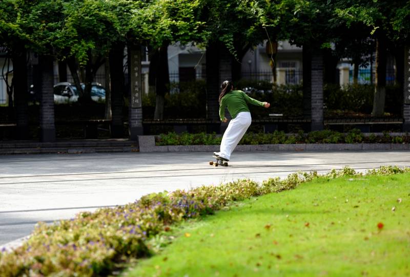 公园里的滑板女孩图片