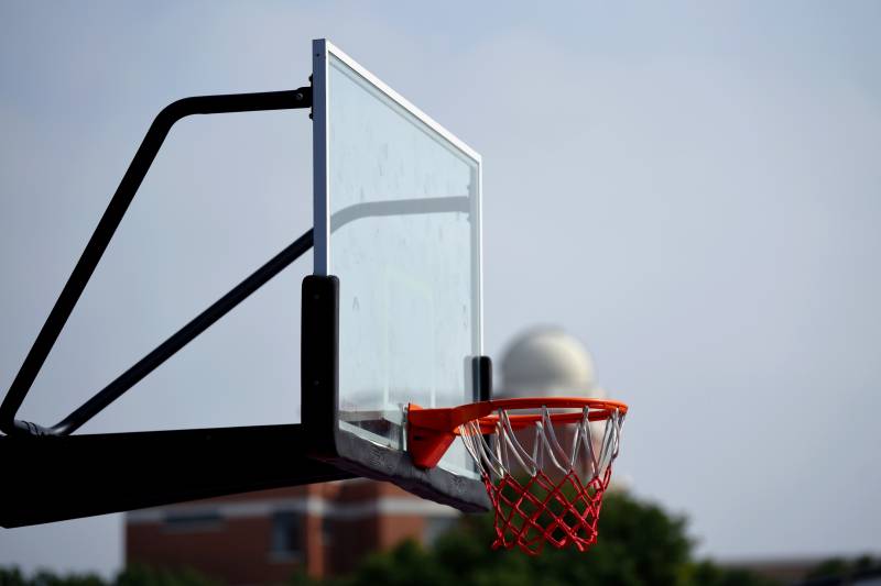 远处圆形建筑物巧与篮球架踫撞图片