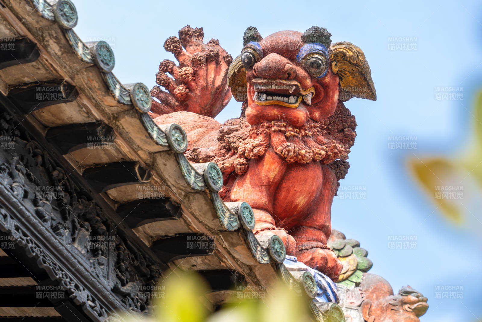 广州陈家祠屋顶的石狮子陶塑图片