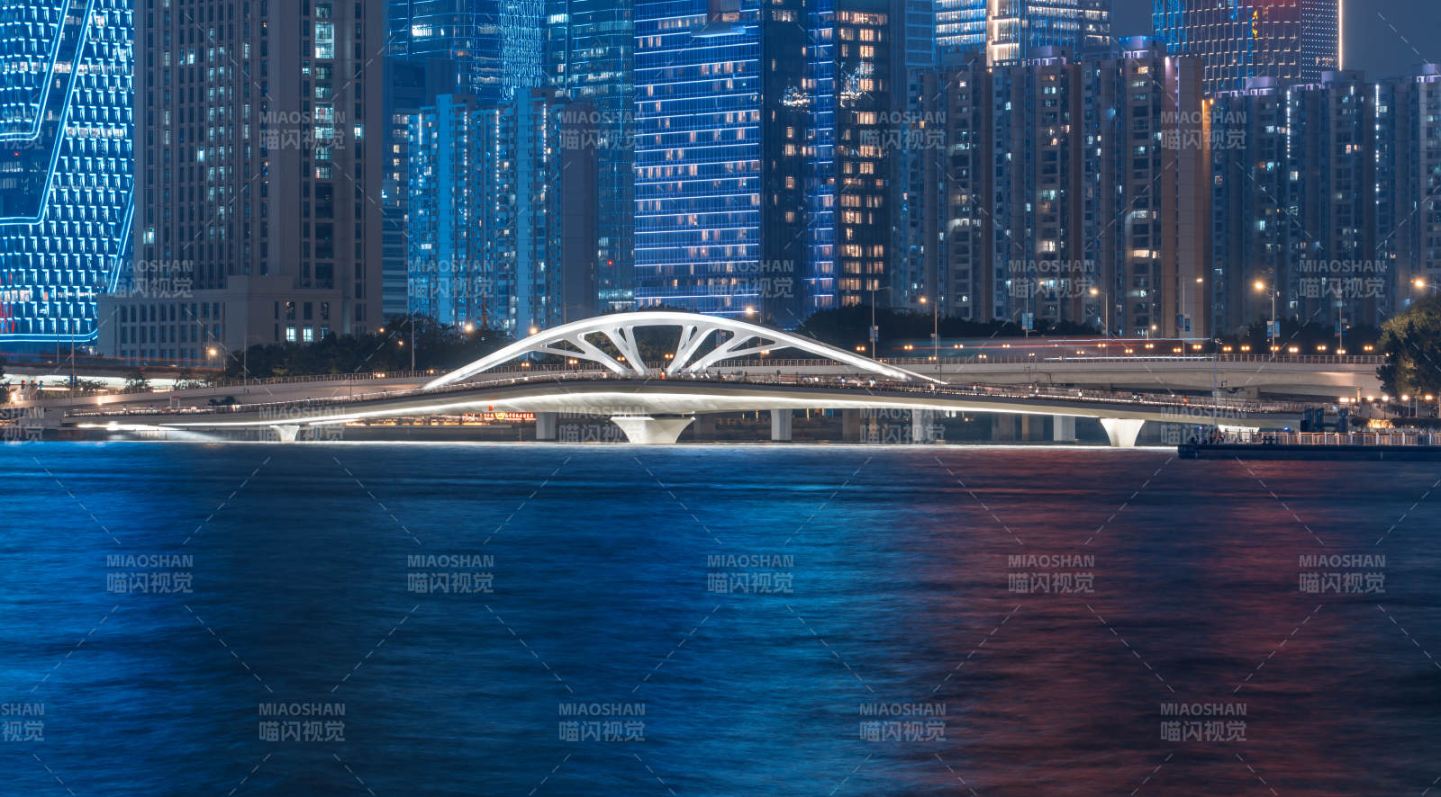 夜幕下的广州珠江黄埔涌步行桥桥梁图片