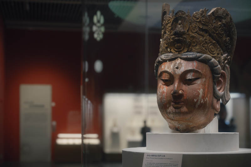 佛首雕像展柜中图片