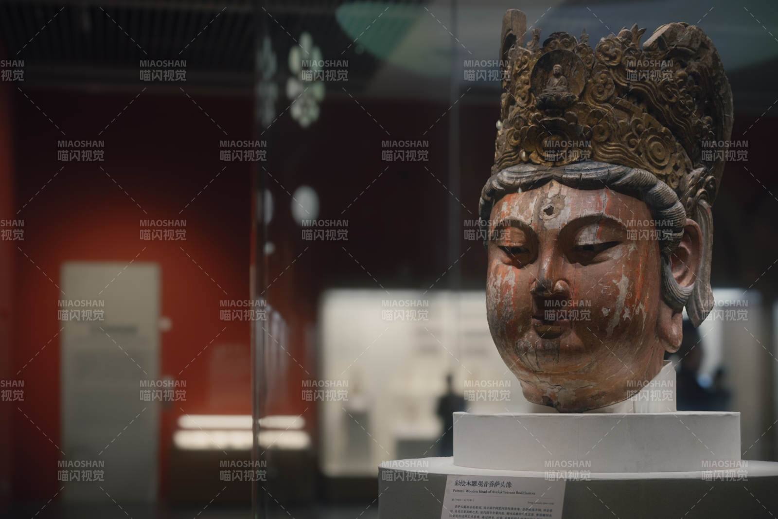 佛首雕像展柜中图片