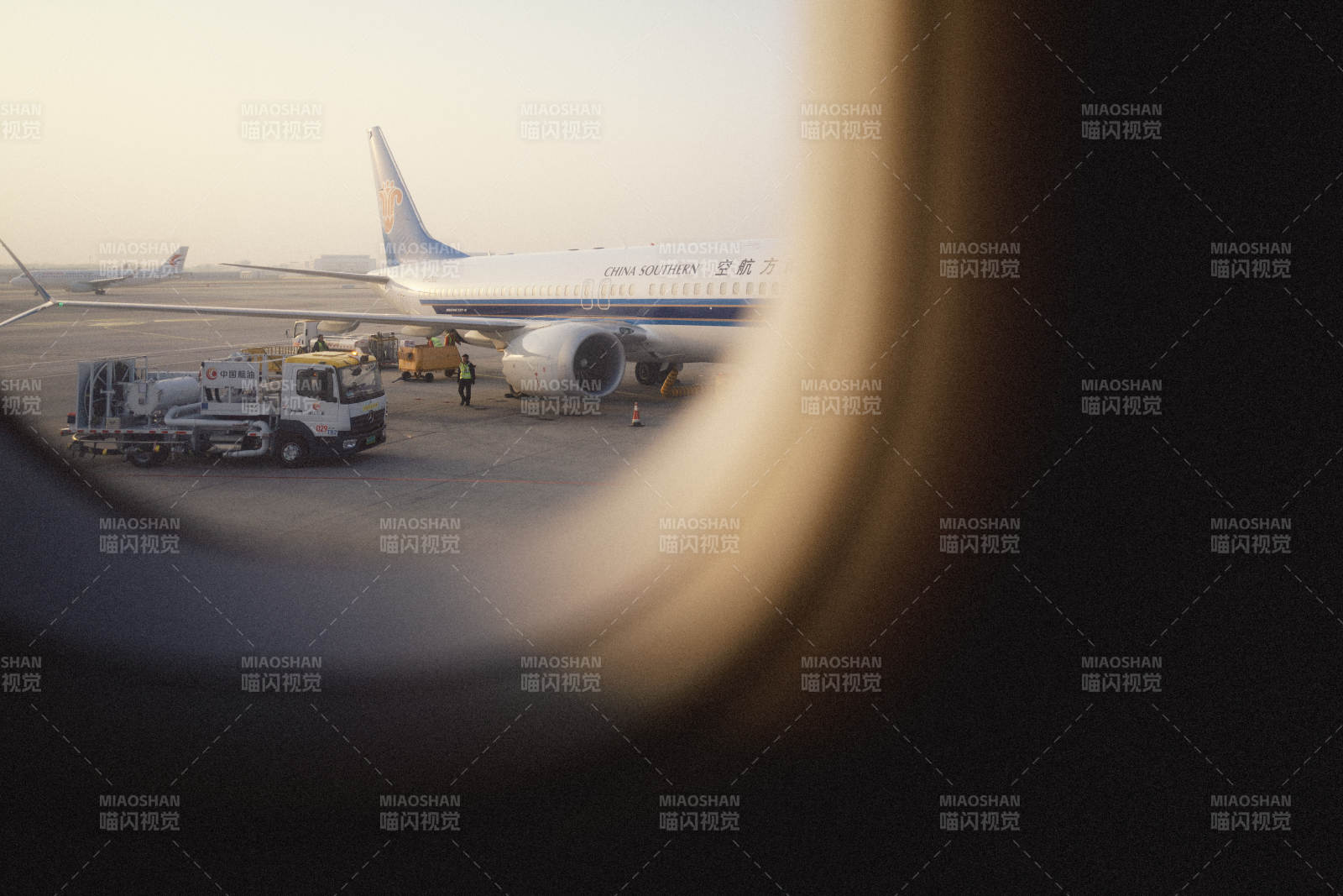 舷窗观机坪图片