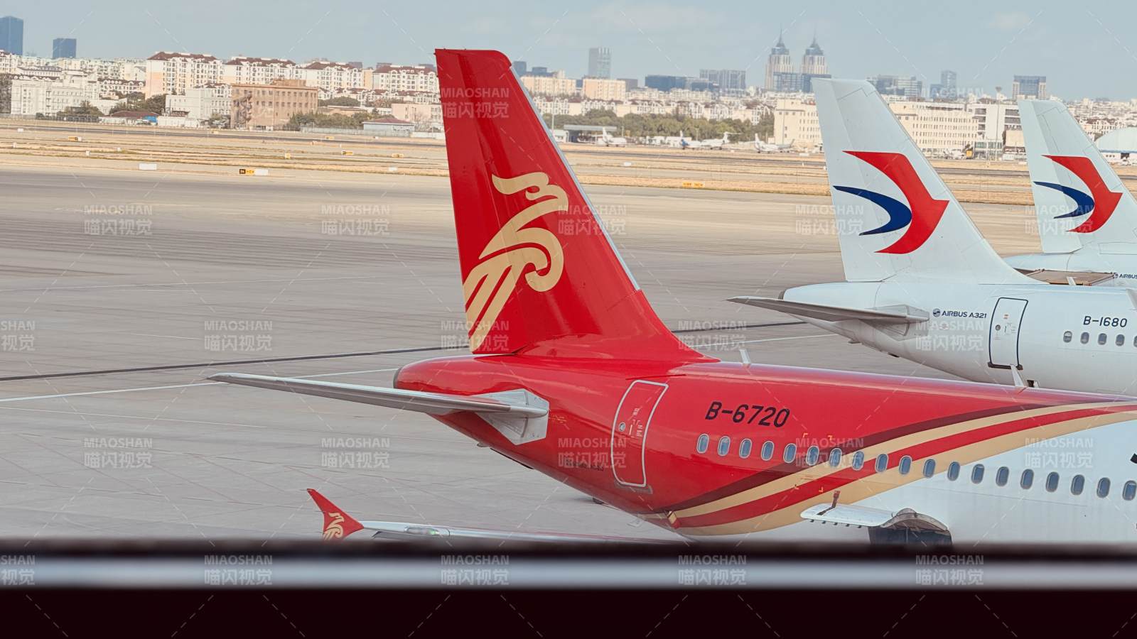 航班停靠机场跑道图片