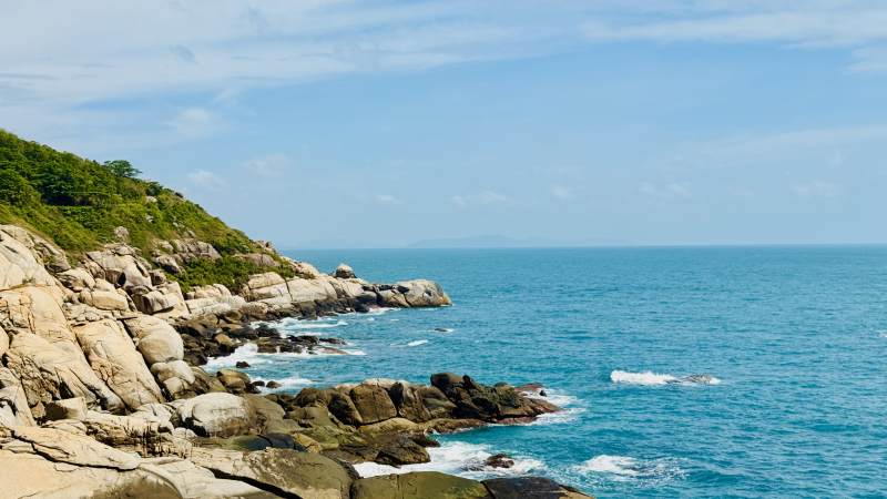 蜈支洲岛碧海蓝天岩石岸图片