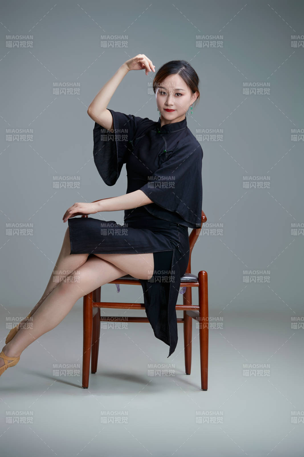 穿着中式旗袍翩翩舞蹈的亚洲少女舞者图片