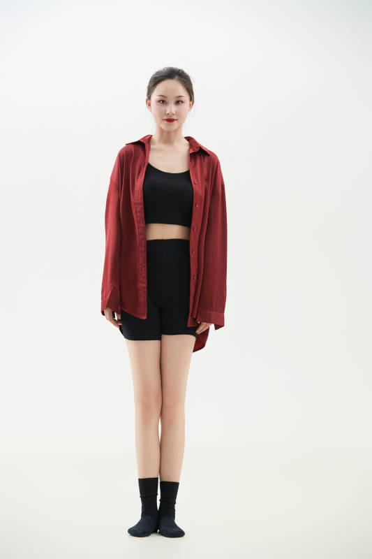 跳现代舞的亚洲舞蹈演员图片