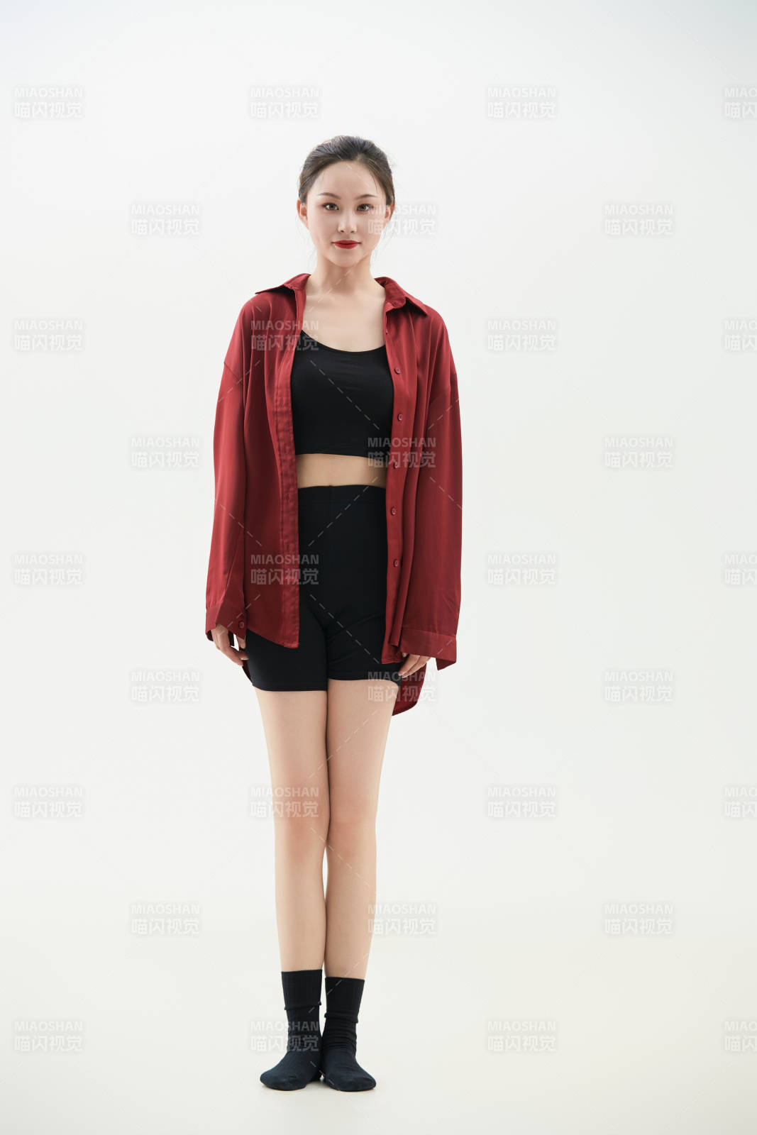 跳现代舞的亚洲舞蹈演员图片