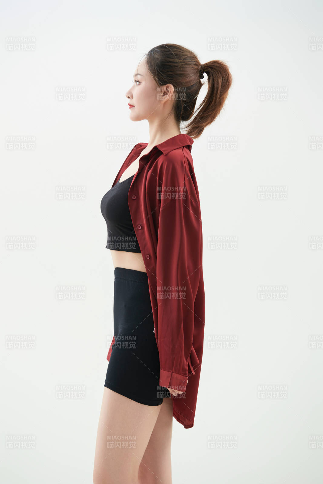 跳现代舞的亚洲舞蹈演员图片