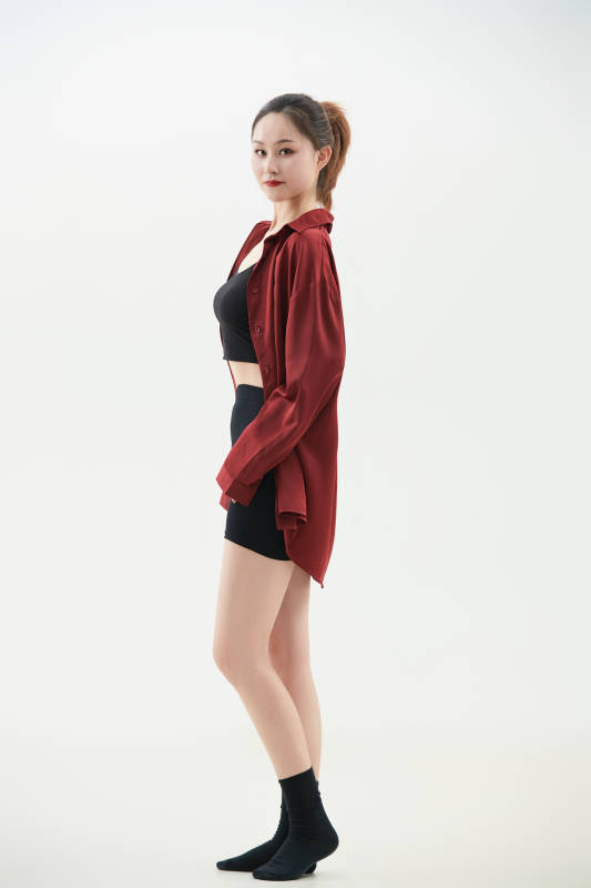 跳现代舞的亚洲舞蹈演员图片