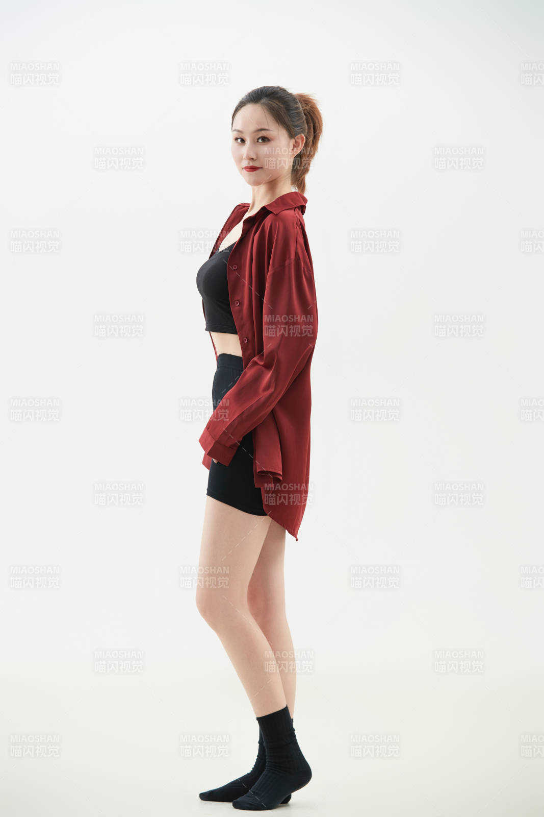 跳现代舞的亚洲舞蹈演员图片