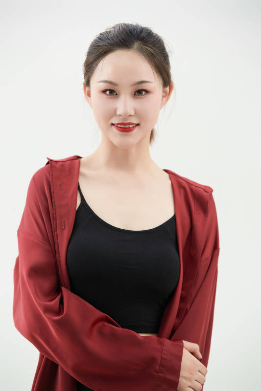 跳现代舞的亚洲舞蹈演员图片