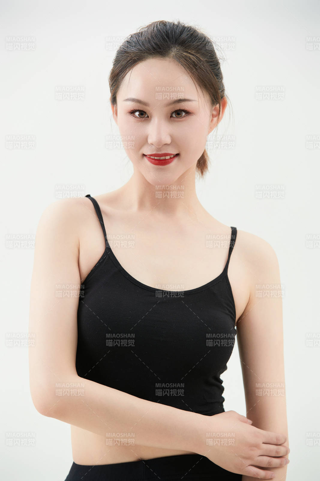 跳现代舞的亚洲舞蹈演员图片