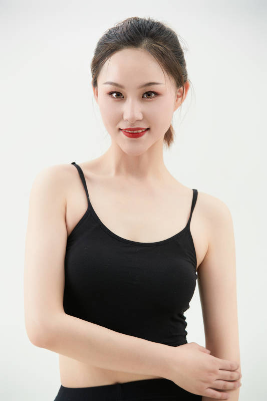 跳现代舞的亚洲舞蹈演员图片