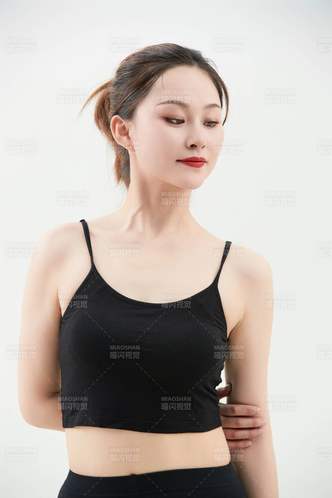 跳现代舞的亚洲舞蹈演员图片