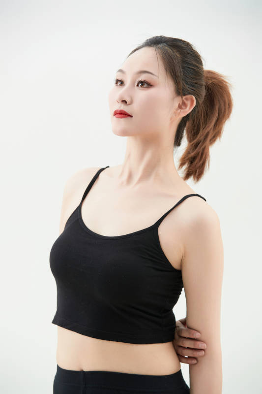 跳现代舞的亚洲舞蹈演员图片