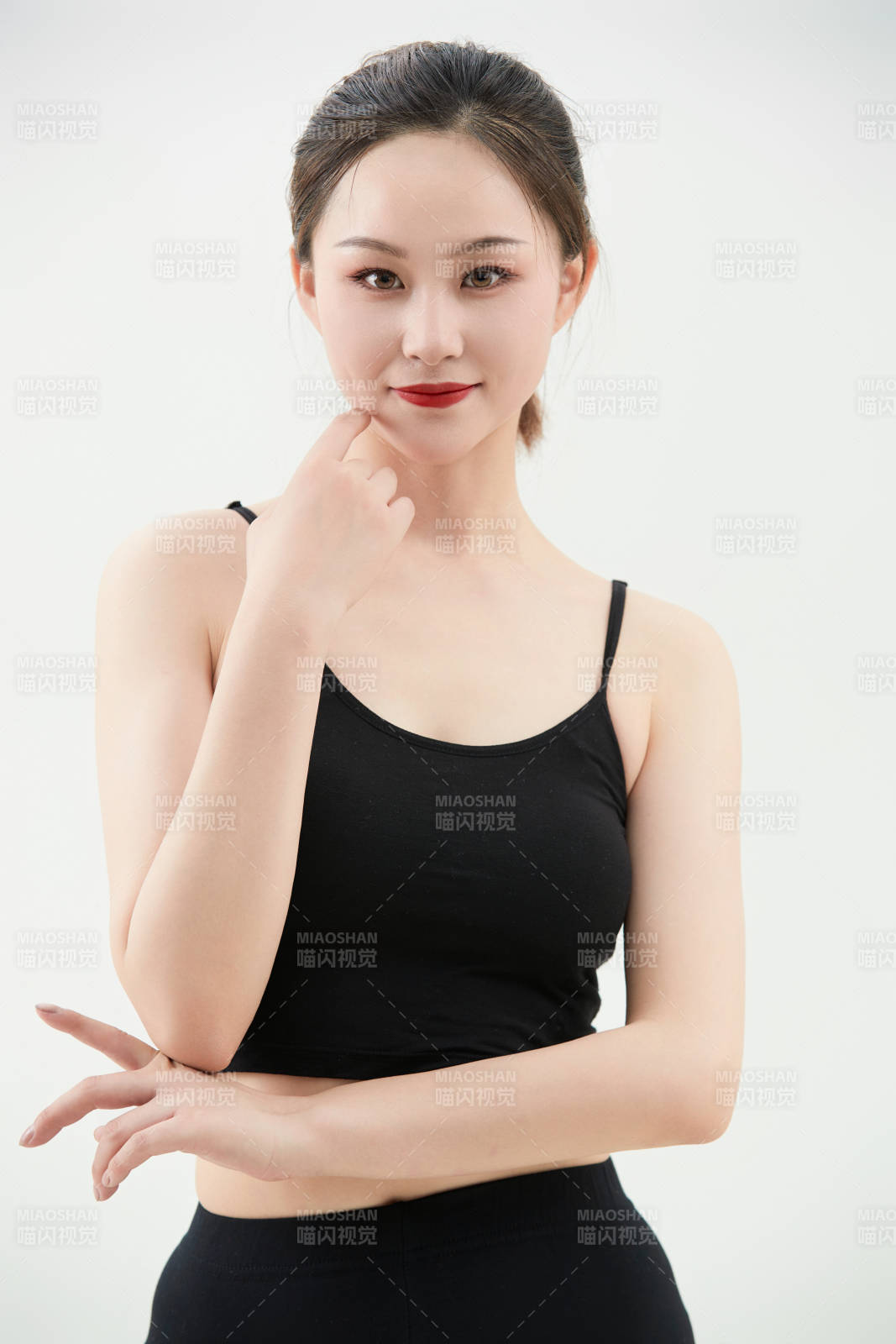 跳现代舞的亚洲舞蹈演员图片