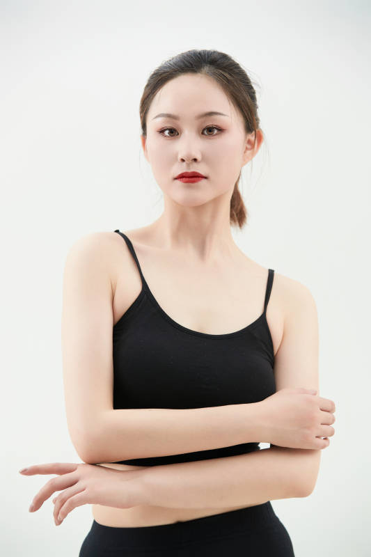 跳现代舞的亚洲舞蹈演员图片