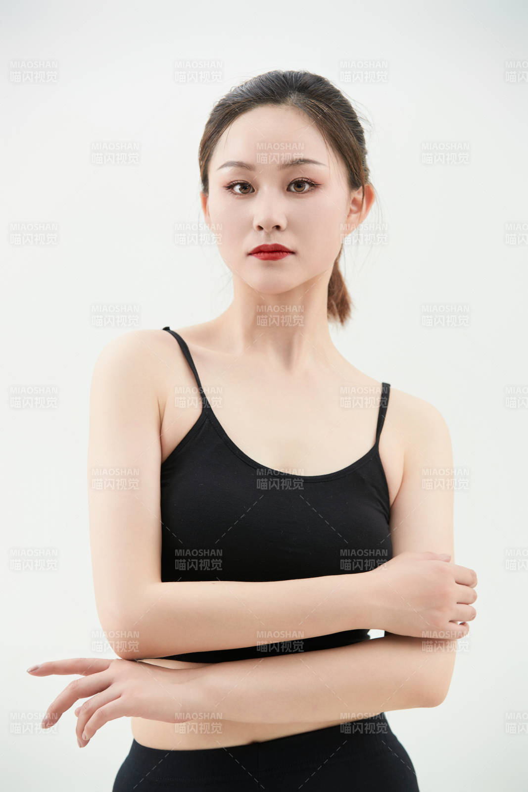 跳现代舞的亚洲舞蹈演员图片