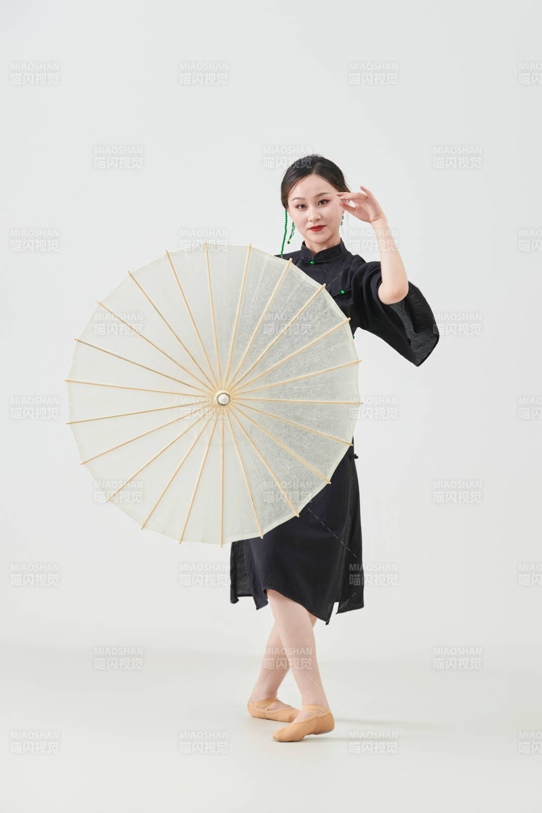 穿中式旗袍手拿油纸伞翩翩舞蹈的亚洲少女舞者图片