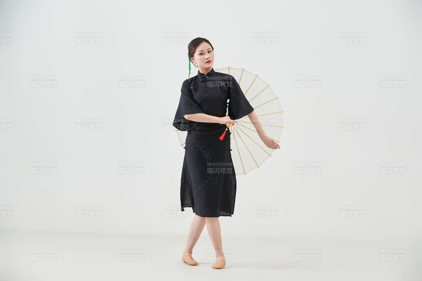 穿中式旗袍手拿油纸伞翩翩舞蹈的亚洲少女舞者图片