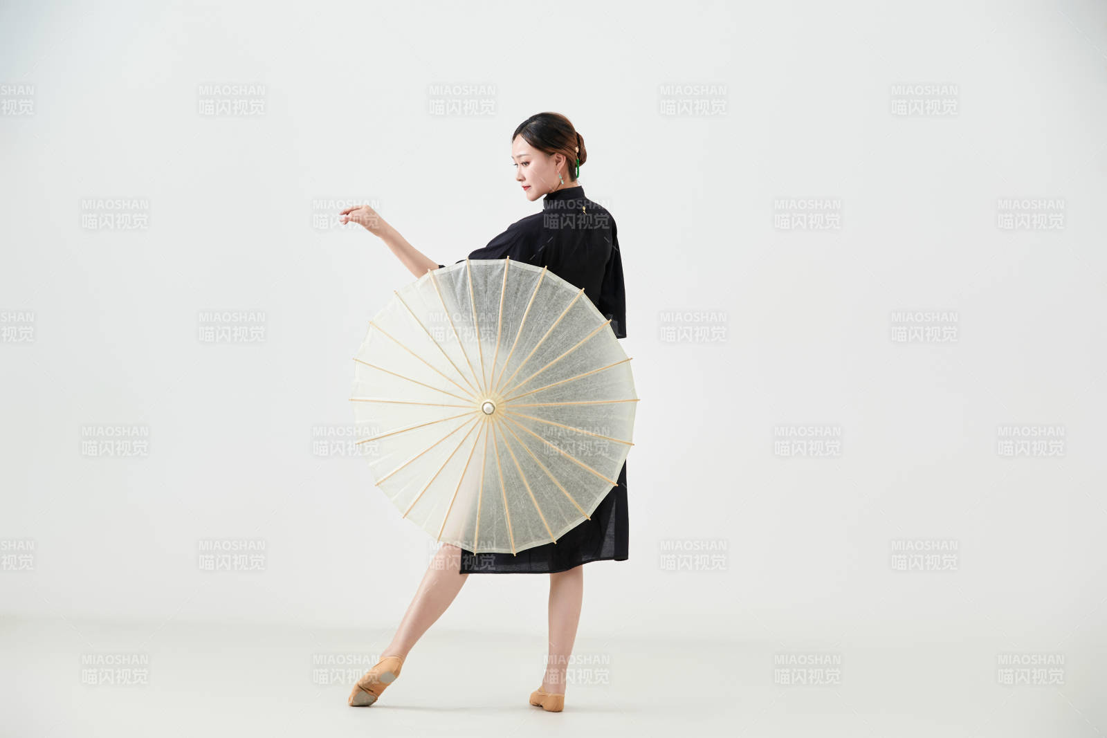 穿中式旗袍手拿油纸伞翩翩舞蹈的亚洲少女舞者图片