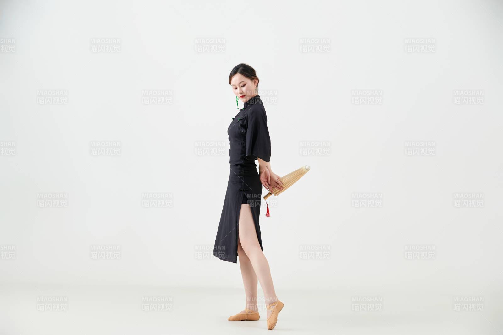 穿中式旗袍手拿油纸伞翩翩舞蹈的亚洲少女舞者图片