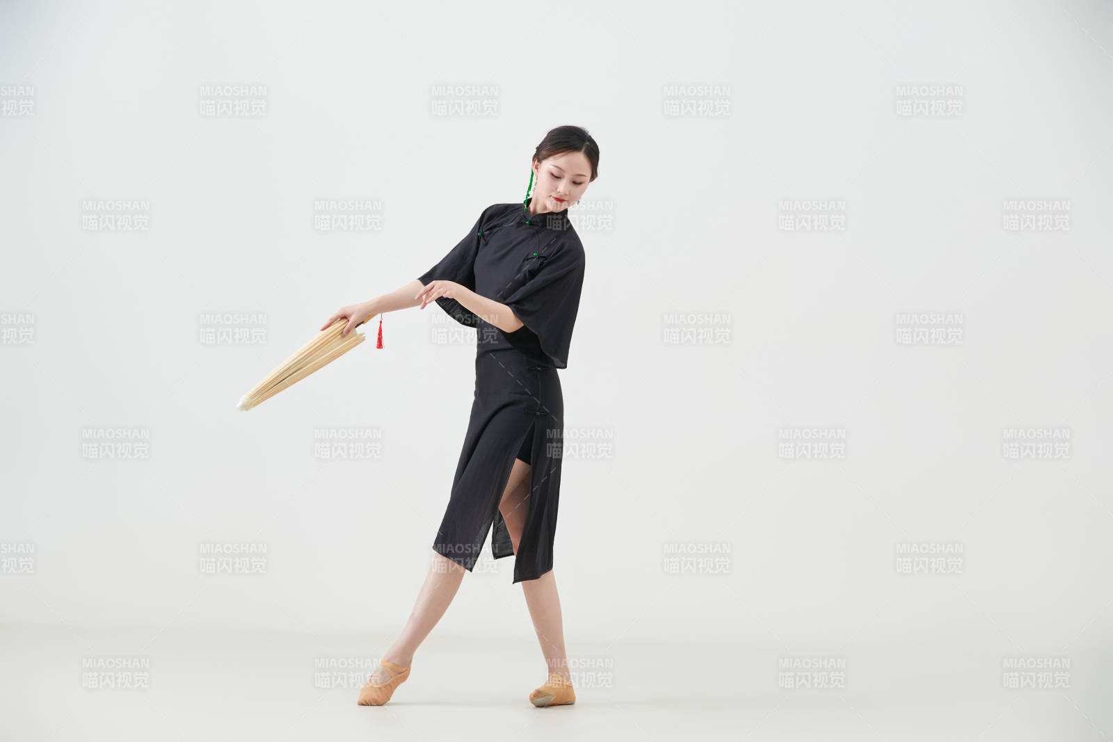 穿中式旗袍手拿油纸伞翩翩舞蹈的亚洲少女舞者图片