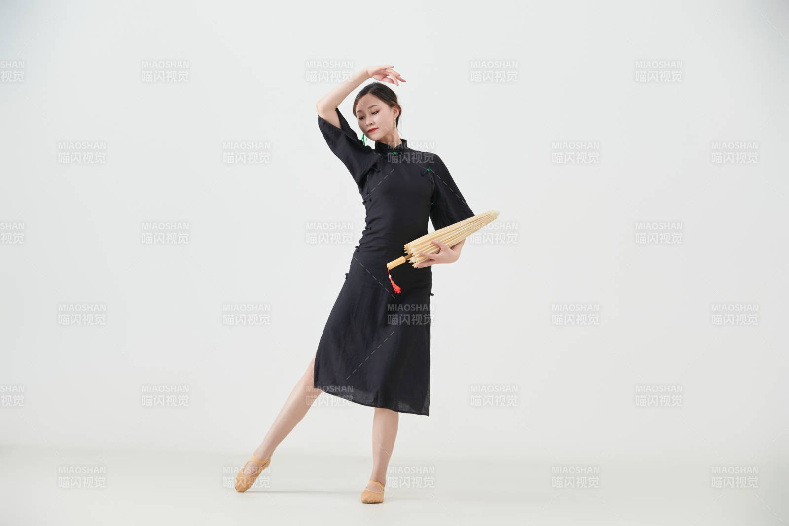 穿中式旗袍手拿油纸伞翩翩舞蹈的亚洲少女舞者图片