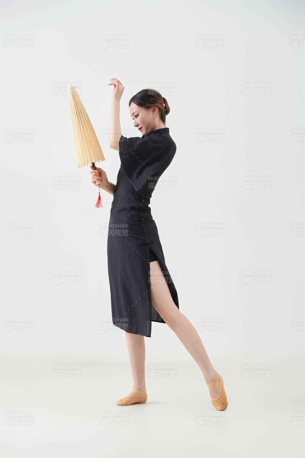 穿中式旗袍手拿油纸伞翩翩舞蹈的亚洲少女舞者图片