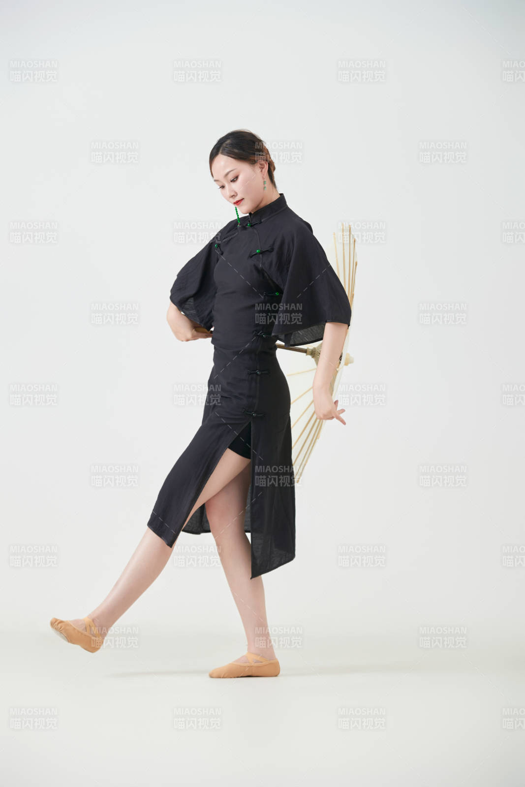 穿中式旗袍手拿油纸伞翩翩舞蹈的亚洲少女舞者图片